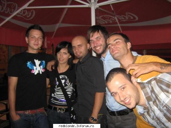 bah deci iam cunoscut personal sunt cei mai tari baieti ...
sincer suntem( noi fanii zero) norocosi